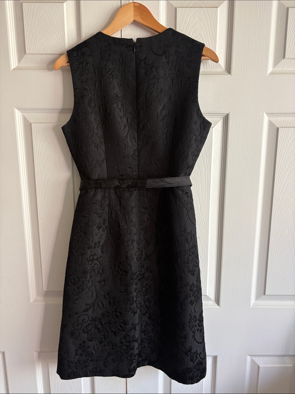 Elegant Black Sleeveless Jacquard Dress with Bow Detail - Picture 5 of 6